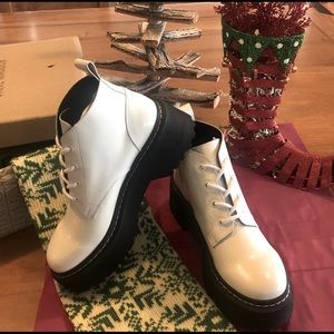 NWB//STEVE MADDEN PLATFORM BOOT! White/Larkin/Combat.9.5(best fit 8.5-9)